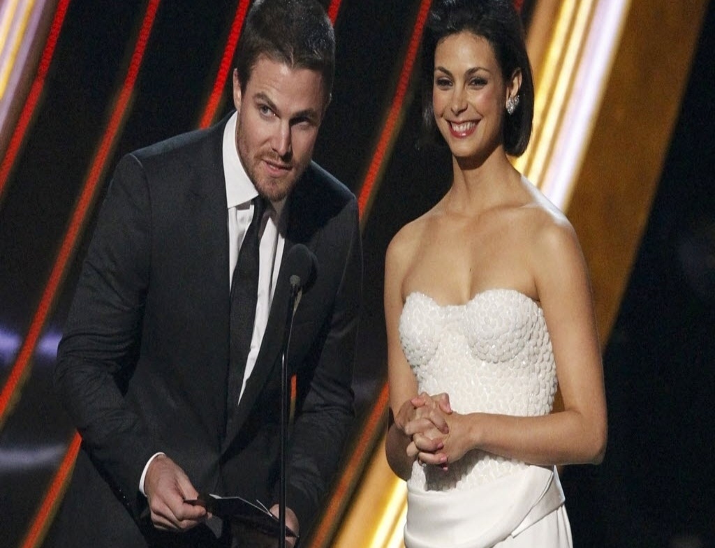 9.jan.2013 - Os atores Stephen Amell, de "Arrow", e Morena Baccarin, de "Homeland", anunciam a categoria Melhor Atriz de Cinema na edição de 2013 do People's Choice Awards - Mario Anzuoni/Reuters
