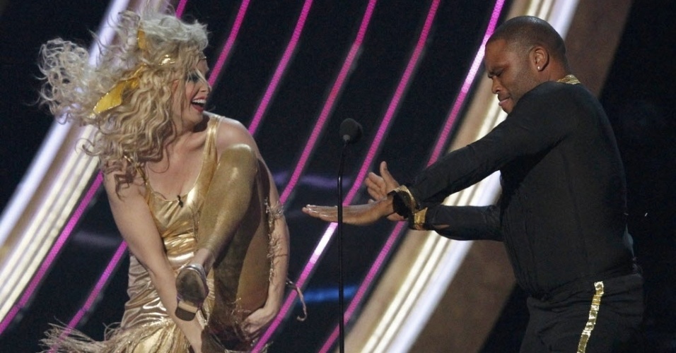 9.jan.2013 - Os comediantes Monica Potter e Anthony Anderson brincam na edição de 2013 do People's Choice Awards - Mario Anzuoni/Reuters