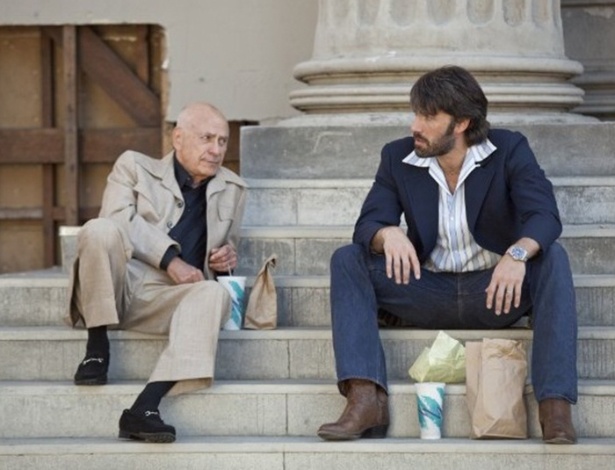Alan Arkin e Ben Affleck em cena de "Argo"  - Divulgação