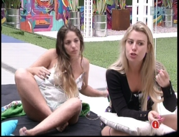 10.jan.2013 - A veterana Anamara e a novata Fernanda conversam no deck da piscina