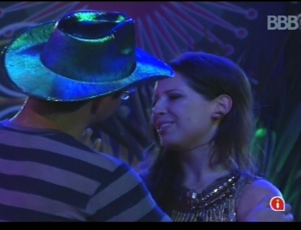 Andressa chora durante a festa Rave e recebe abraço de Ivan
