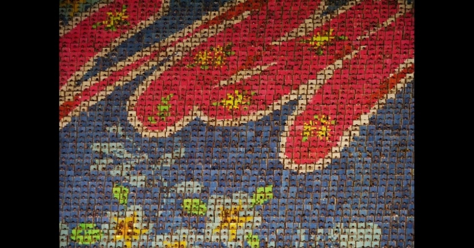 Cada um dos 100 mil participantes recebe um grande caderno com mais de 150 páginas diferentes que, combinadas, criam os mosaicos que são exibidos durante a abertura do festival - Jeremy Hunter/Divulgação