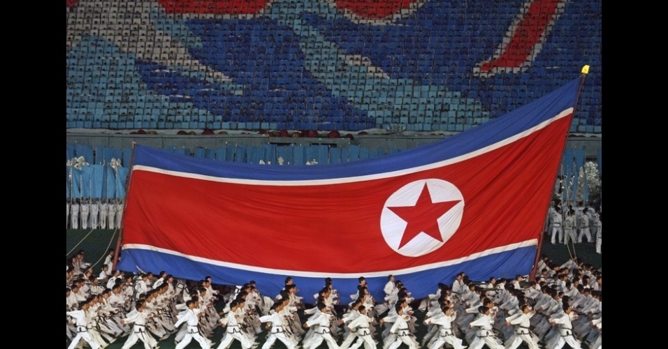 O fotógrafo Jeremy Hunter documentou um festival anual realizado na capital da Coreia do Norte, Pyongyang, em que cem mil pessoas participam de coreografias e da criação, em conjunto, de imensos mosaicos coloridos - Jeremy Hunter/Divulgação