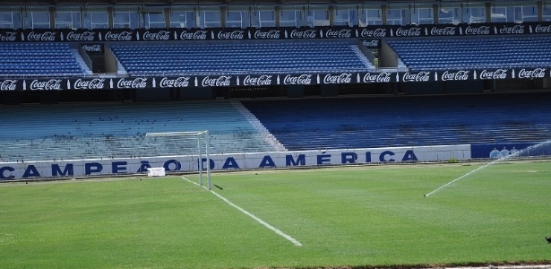 Traves reinstaladas no estádio Olímpico como "precaução" para eventual impossibilidade - Marinho Saldanha/UOL Esporte