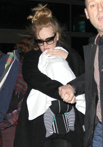 10.jan.2013 - Adele desembarca com filho no aeroporto de Los Angeles