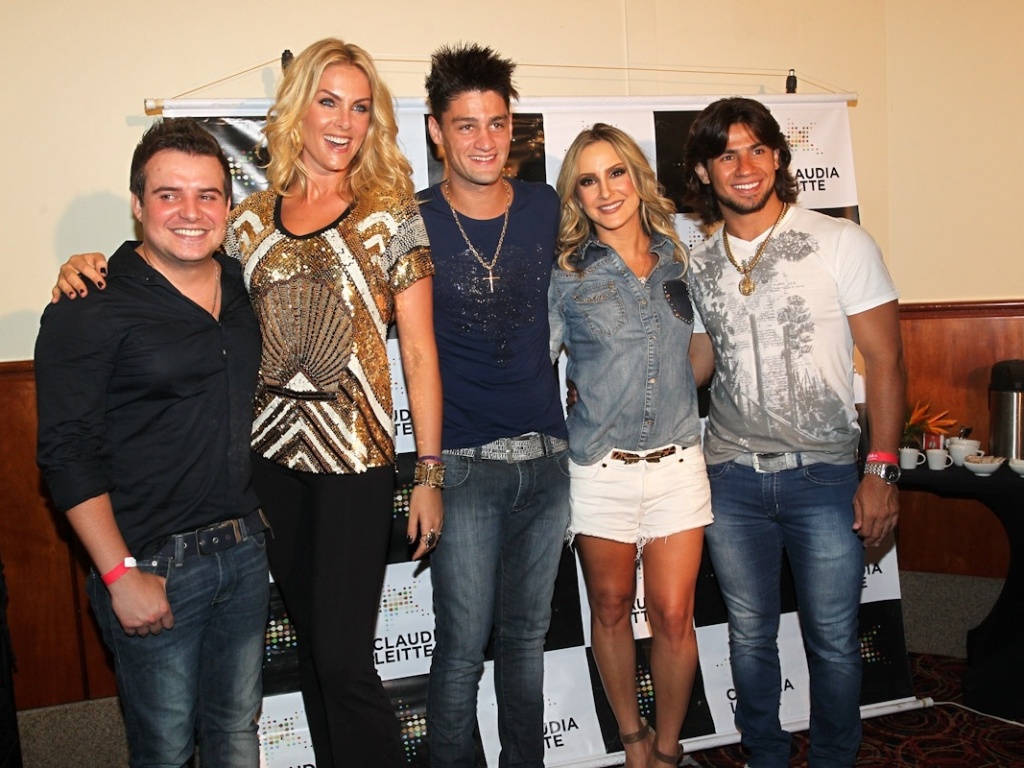 10.jan.2013 - Belutti, Ana Hickmann, Munhoz, Claudia Leitte e Mariano antes da apresentação de Claudia Leitte em casa noturna de São Paulo. A jurada do "The Voice Brasil" toca na capital paulista músicas de seu trabalho mais recente, "Negalora" - Foto Rio News