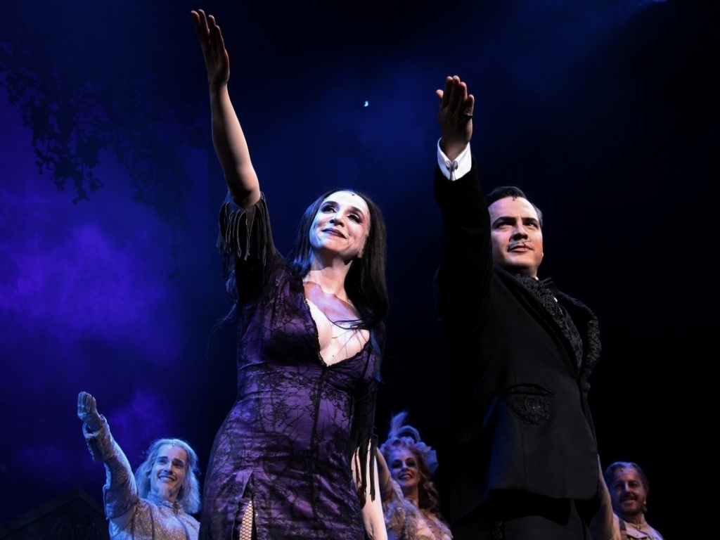 10.jan.2013 - Cena de "A Família Addams", musical com Marisa Orth e Daniel Boaventura interpretando o casal Gomez e Morticia - AgNews