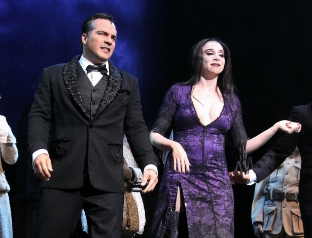 10.jan.2013 - Cena de "A Família Addams", musical com Marisa Orth e Daniel Boaventura interpretando o casal Gomez e Morticia - AgNews
