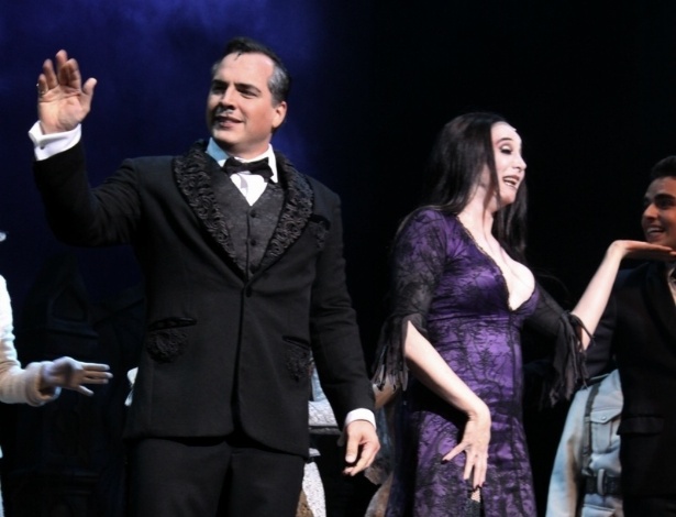 10.jan.2013 - Cena de "A Família Addams", musical com Marisa Orth e Daniel Boaventura interpretando o casal Gomez e Morticia - AgNews
