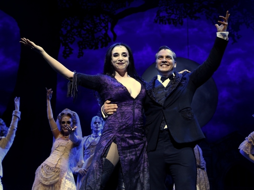 10.jan.2013 - Cena de "A Família Addams", musical com Marisa Orth e Daniel Boaventura interpretando o casal Gomez e Morticia - AgNews