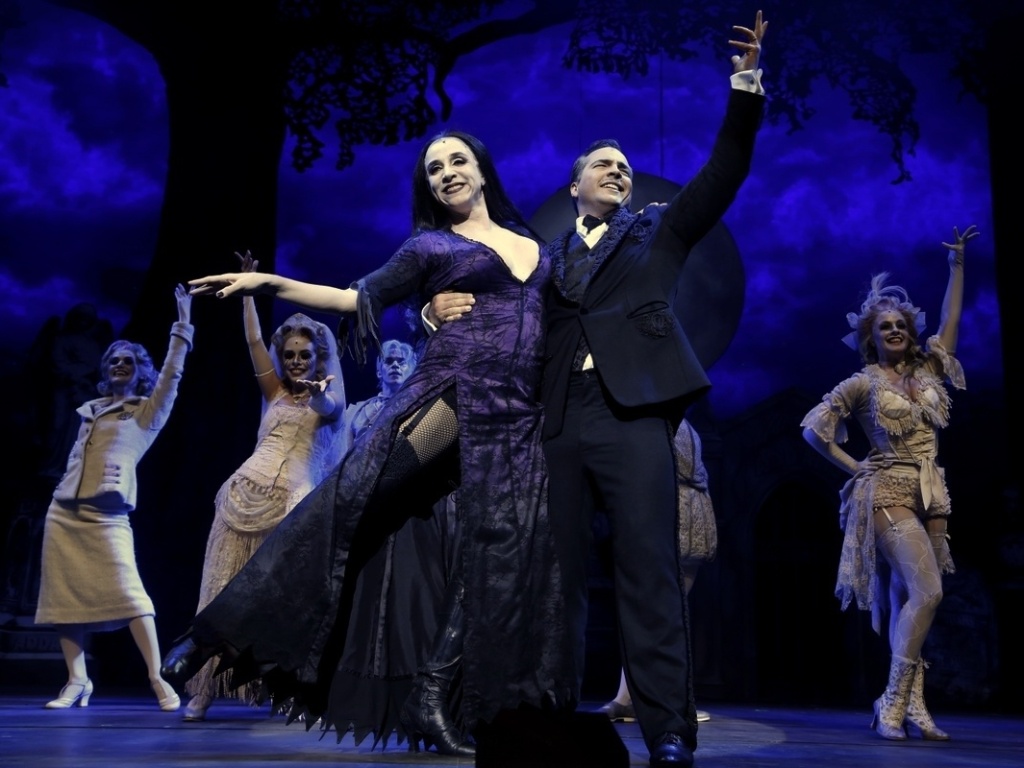 10.jan.2013 - Cena de "A Família Addams", musical com Marisa Orth e Daniel Boaventura interpretando o casal Gomez e Morticia - AgNews