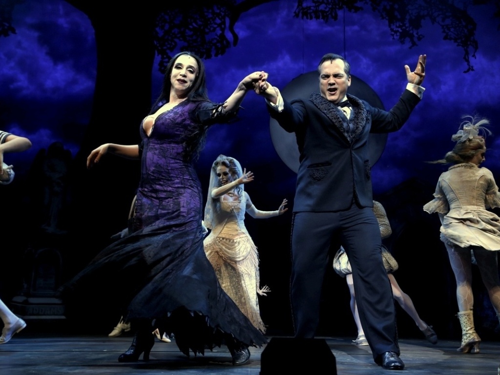 10.jan.2013 - Cena de "A Família Addams", musical com Marisa Orth e Daniel Boaventura interpretando o casal Gomez e Morticia - AgNews