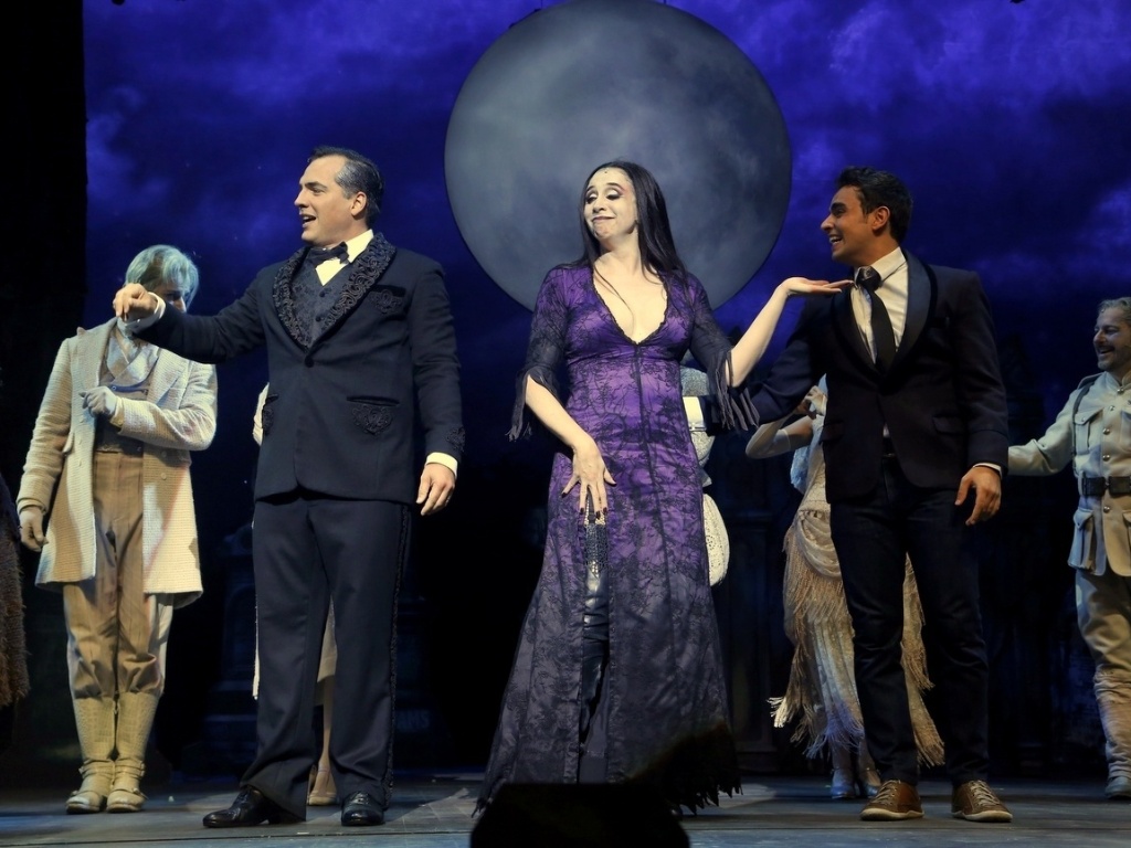 10.jan.2013 - Cena de "A Família Addams", musical com Marisa Orth e Daniel Boaventura interpretando o casal Gomez e Morticia - AgNews