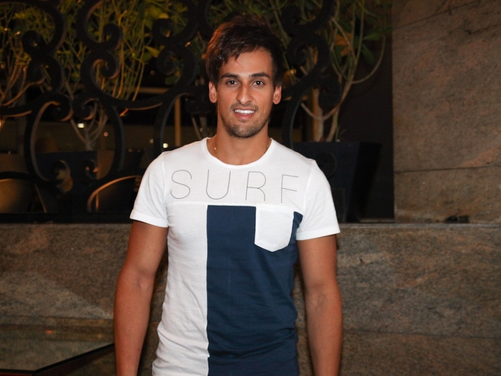 10.jan.2013 - Leo Rodriguez posa para fotos na apresentação de Claudia Leitte em casa noturna de São Paulo. A jurada do "The Voice Brasil" canta na capital paulista músicas de seu trabalho mais recente, "Negalora" - Foto Rio News