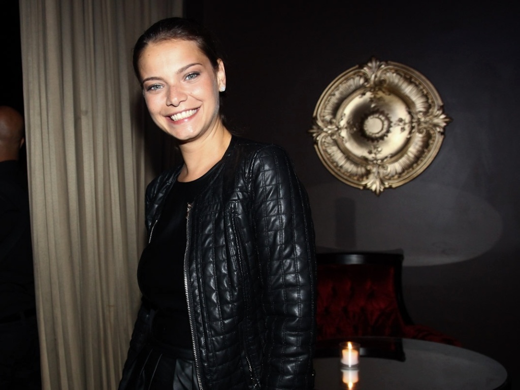 10.jan.2013 - Milena Toscano sorri na apresentação de Claudia Leitte em casa noturna de São Paulo. A jurada do "The Voice Brasil" canta na capital paulista músicas de seu trabalho mais recente, "Negalora" - Foto Rio News