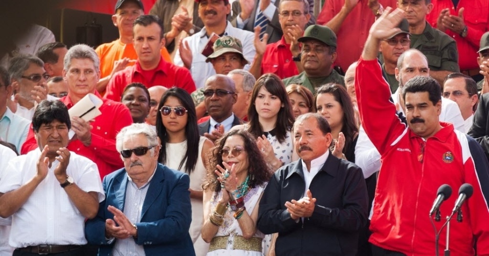 10.jan.2013 - Os presidentes Evo Morales (à esq.), da Bolívia, Jose Mujica (segundo à esq.), do Uruguai, e Daniel Ortega (segundo à dir.), da Nicarágua,  participam da manifestação em apoio ao presidente venezuelano Hugo Chávez, em Caracas, ao lado do vice-presidente da Venezuela, Nicolas Maduro (à dir.). Chávez segue internado em Havana, Cuba, em tratamento contra um câncer. Sua posse para o quarto mandato como presidente estava marcada para 10 de janeiro, mas foi adiada