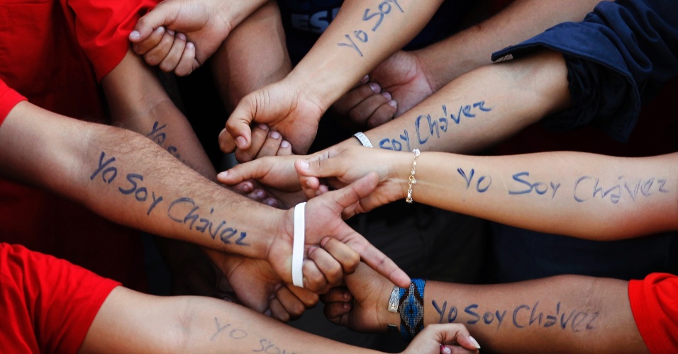 10.jan.2013- Manifestantes mostrar braços com escritos em apoio ao presidente da Venezuela, Hugo Chávez, em frente ao palácio Miraflores, sede do governo, em Caracas. Chávez deveria tomar posse como presidente, mas se recupera do tratamento contra um câncer, em Havana, Cuba