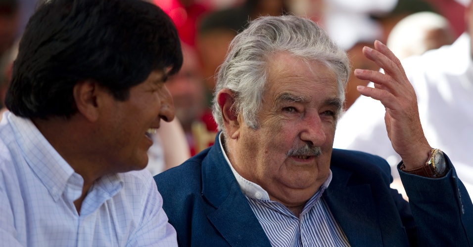 10.jan.2013- Os presidentes da Bolívia, Evo Morales, e do Uruguai, Jose Mujica, participam da manifestação em apoio ao presidente venezuelano Hugo Chávez, em Caracas. Chávez segue internado em Havana, Cuba, em tratamento contra um câncer. Sua posse para o quarto mandato como presidente estava marcada para 10 de janeiro, mas foi adiada