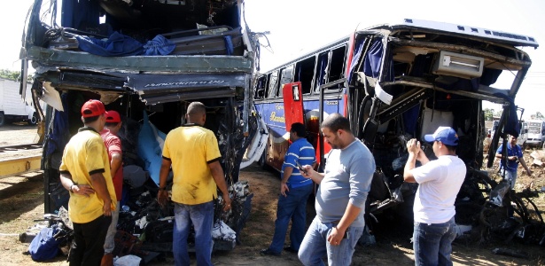 Curiosos observam estragos em ônibus após acidente na Venezuela - Humberto Matheus/Efe