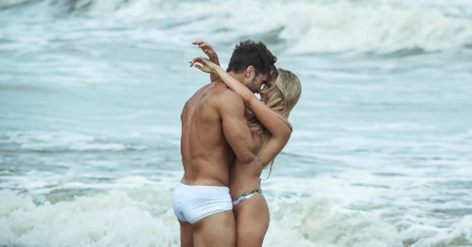 11.jan.2013 - A ex-BBB Renata Dávila abraça modelo durante gravação do clipe da música "Uma Mulher Quando Ama", da banda gaúcha Flor da Serra - Márcio Torrez/Divulgação