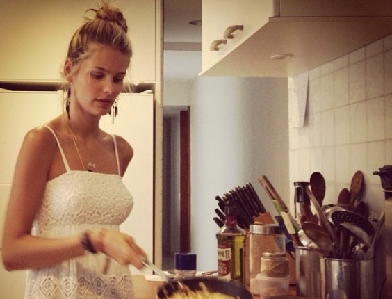 11.jan.2013 - A modelo Yasmin Brunet  postou uma foto no seu Instagram onde aparece cozinhando para o namorado. Junto à foto ela escreveu: "Cozinhando para meu amor, alho e óleo".