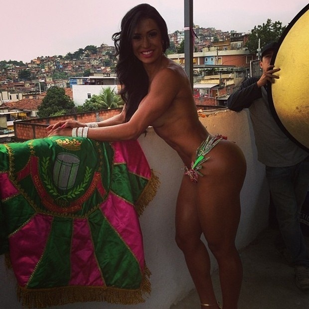 11.Jan.2013 - A rainha da bateria Gracyanne Barbosa publicou em seu Instagram uma imagem de bastidor do ensaio fotográfico que fez para a revista da Mangueira, escola que representa