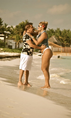 11.jan.2013 - Ângela Bismarchi e o marido, Wagner de Moraes, passaram a lua de mel em Cancún, México. A modelo e o cirurgião plástico se casaram em dezembro de 2012 após oito anos de união