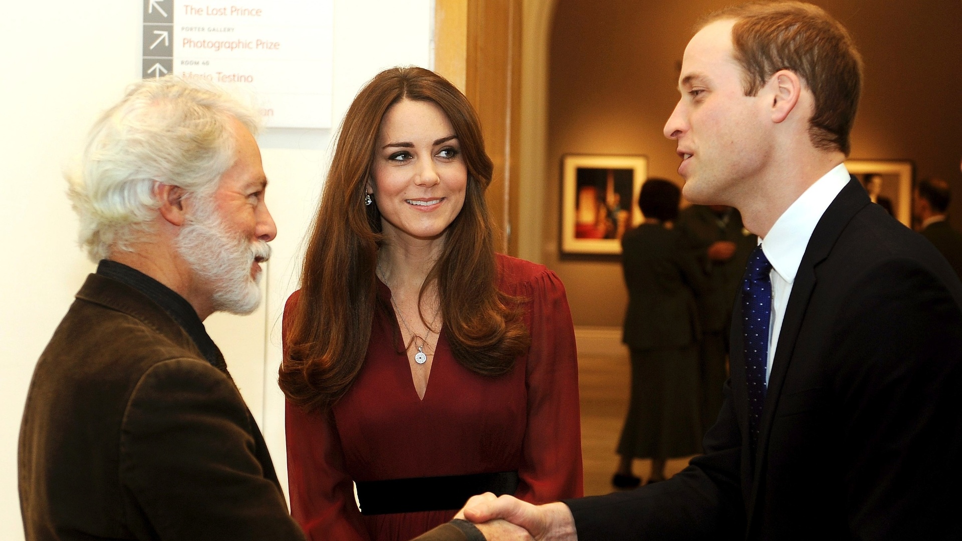 11.jan.2013 - Ao lado da mulher, o príncipe William cumprimenta o artista Paul Emsley, que fez o primeiro retrato oficial de Kate Middleton - Reuters