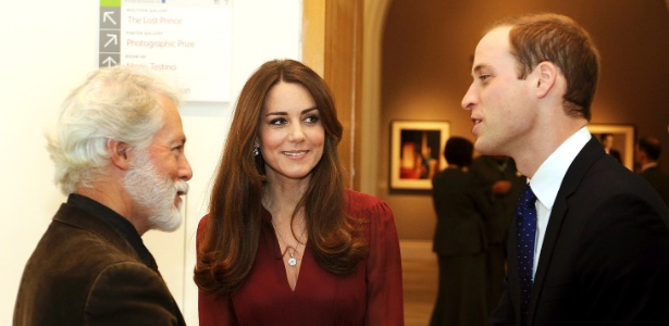 11.jan.2013 - Ao lado da mulher, o príncipe William cumprimenta o artista Paul Emsley, que fez o primeiro retrato oficial de Kate Middleton