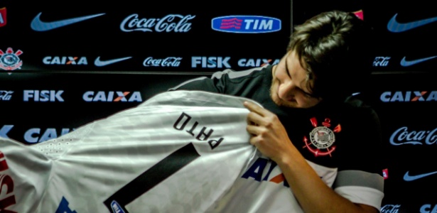 Pato vestiu oficialmente nesta sexta-feira a camisa do Corinthians no CT - Leandro Moraes/UOL