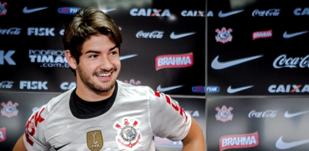 Alexandre Pato em sua apresentação pelo Corinthians; atacante fala em jogar domingo - Leandro Moraes/UOL