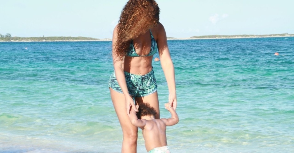 11.jan.2013 - Beyoncé divulgou uma imagem onde aparece na praia com a filha, Blue Ivy. Segundo o site "Daily Mail", Beyoncé e Jay-Z passaram o final de semana nas Bahamas
