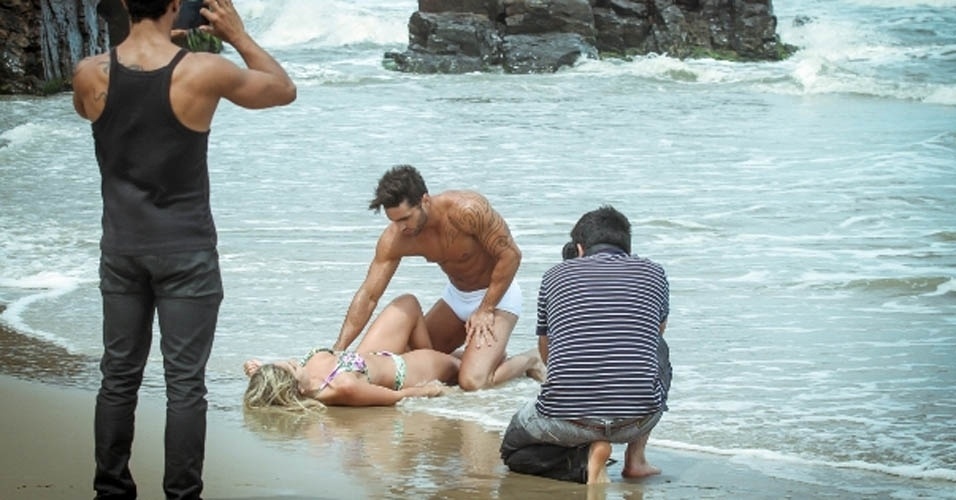 11.jan.2013 - De biquíni, a ex-BBB Renata Dávila grava o clipe da música "Uma Mulher Quando Ama", da banda gaúcha Flor da Serra - Márcio Torrez/Divulgação