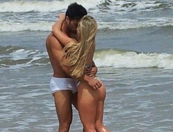 11.jan.2013 - De biquíni, a ex-BBB Renata Dávila grava o clipe da música "Uma Mulher Quando Ama", da banda gaúcha Flor da Serra - Reprodução/Internet