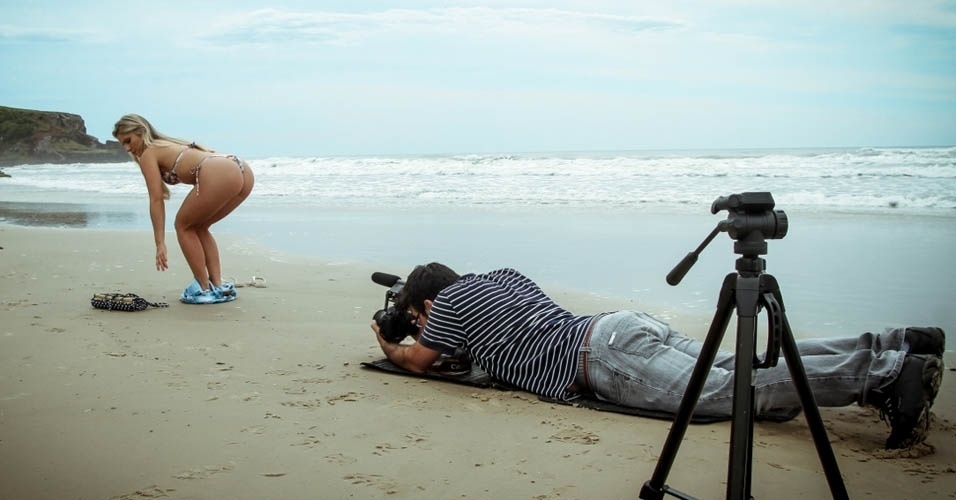 11.jan.2013 - De biquíni, a ex-BBB Renata Dávila grava o clipe da música "Uma Mulher Quando Ama", da banda gaúcha Flor da Serra - Márcio Torrez/Divulgação