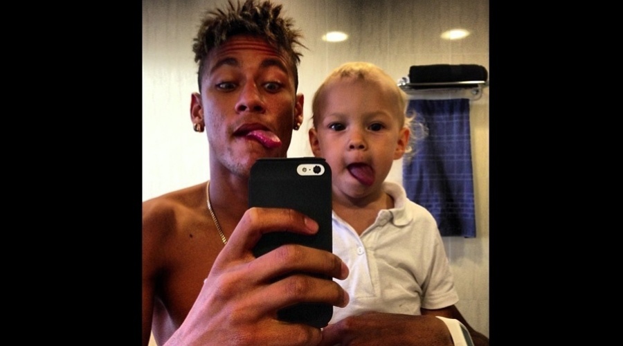 11.jan.2013 - Descabelado, Neymar divulgou uma imagem onde aparece fazendo careta ao lado do filho, Davi Lucca, de um ano