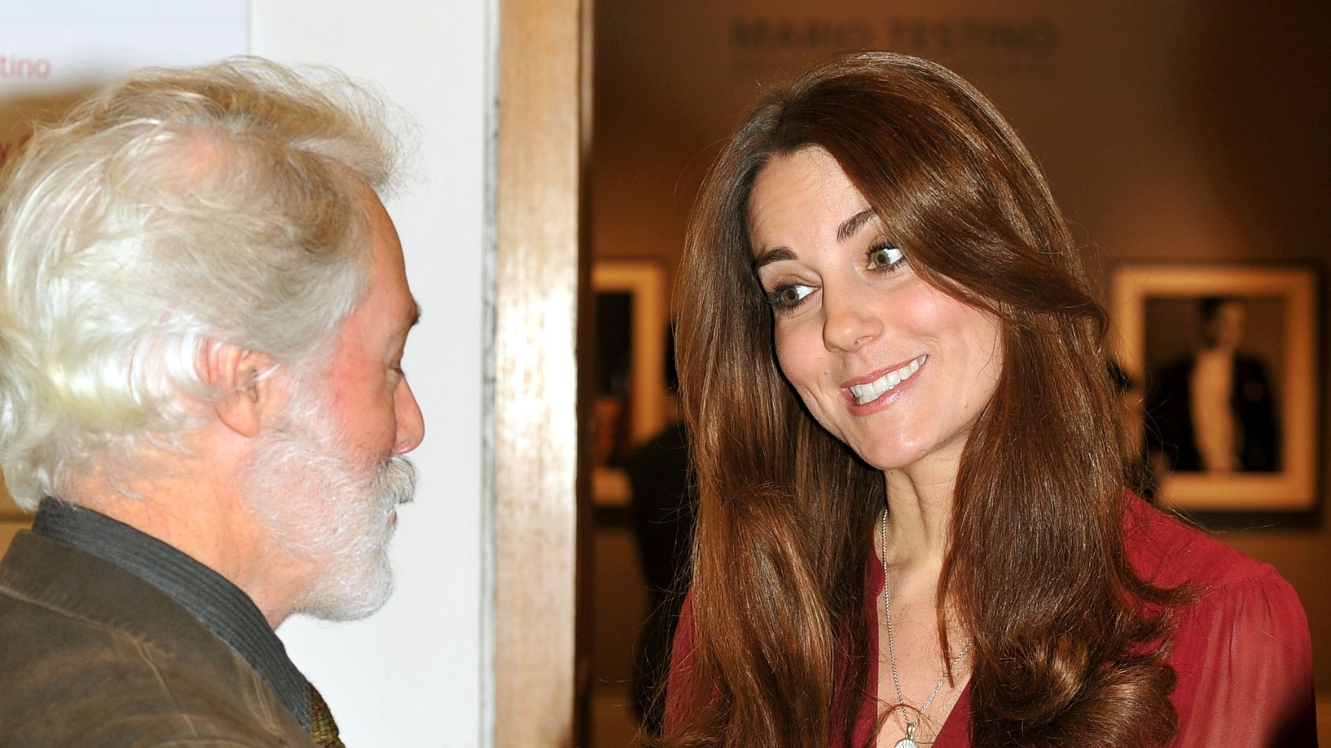 11.jan.2013 - Kate Middleton conversa com o artista Paul Emsley que pintou seu primeiro retrato oficial. A obra está exposta na National Portrait Gallery, em Londres - AP