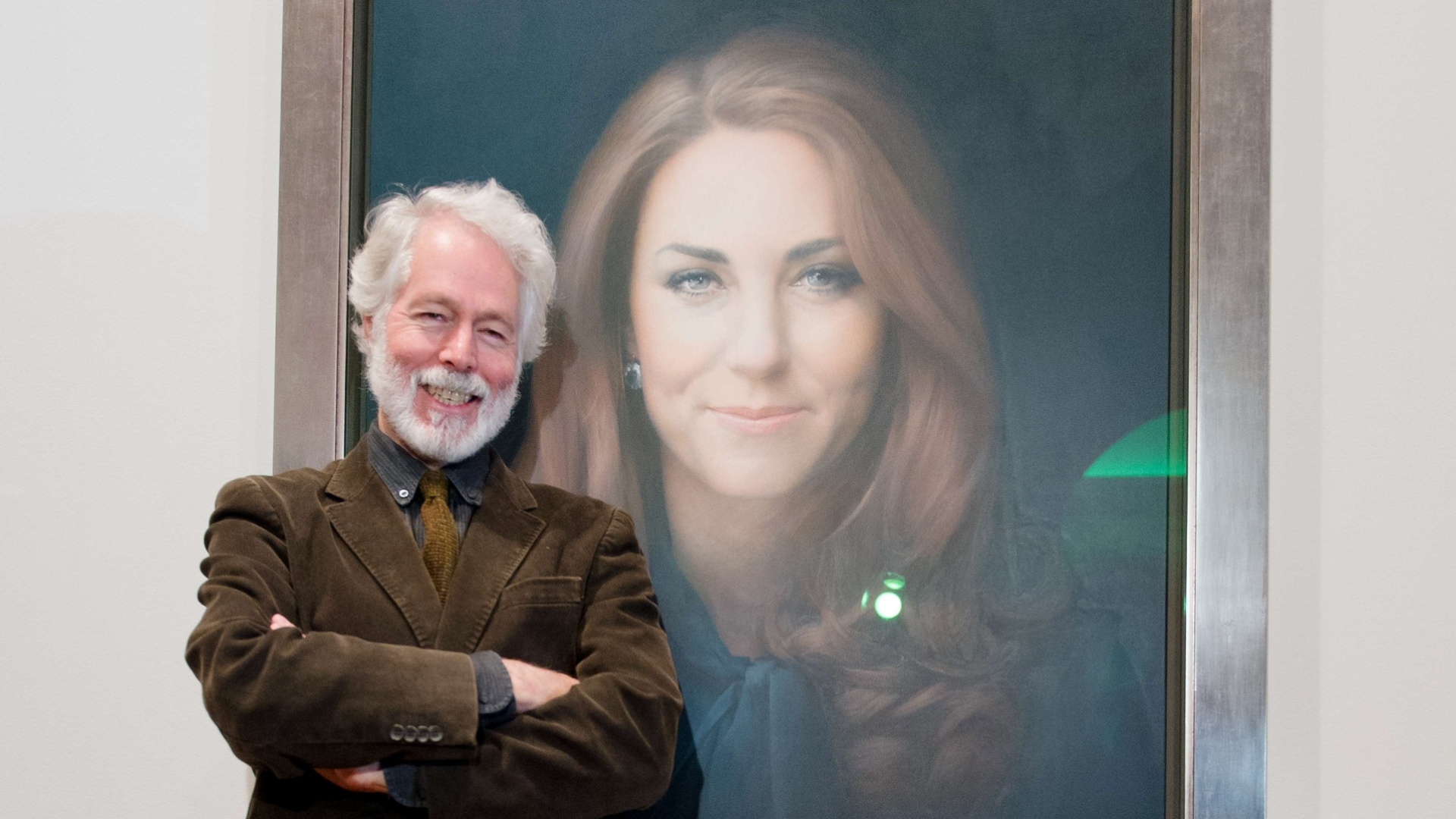 11.jan.2013 - O artista Paul Emsley posa ao lado do retrato oficial de Kate Middleton - AFP