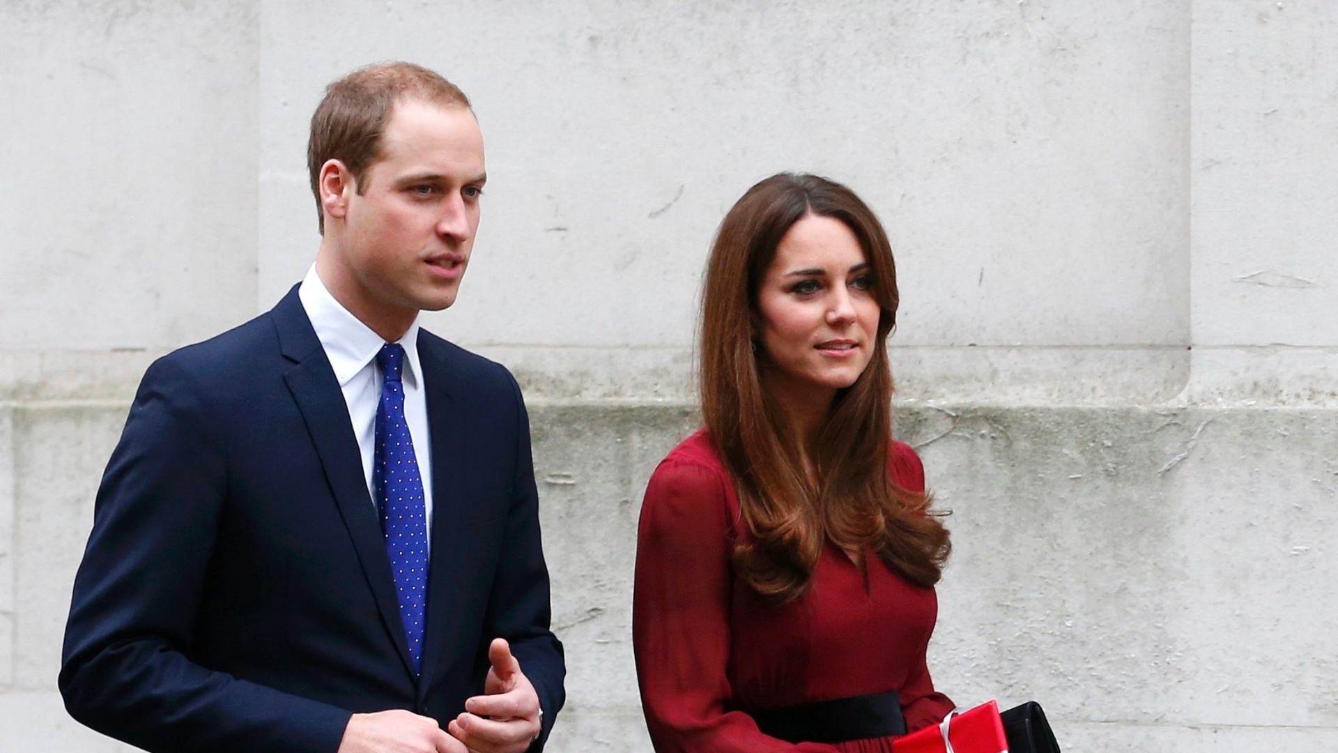 11.jan.2013 - O príncipe William e Kate Middleton deixam a National Portrait Gallery, em Londres, após conferir o retrato oficial de Kate - Reuters