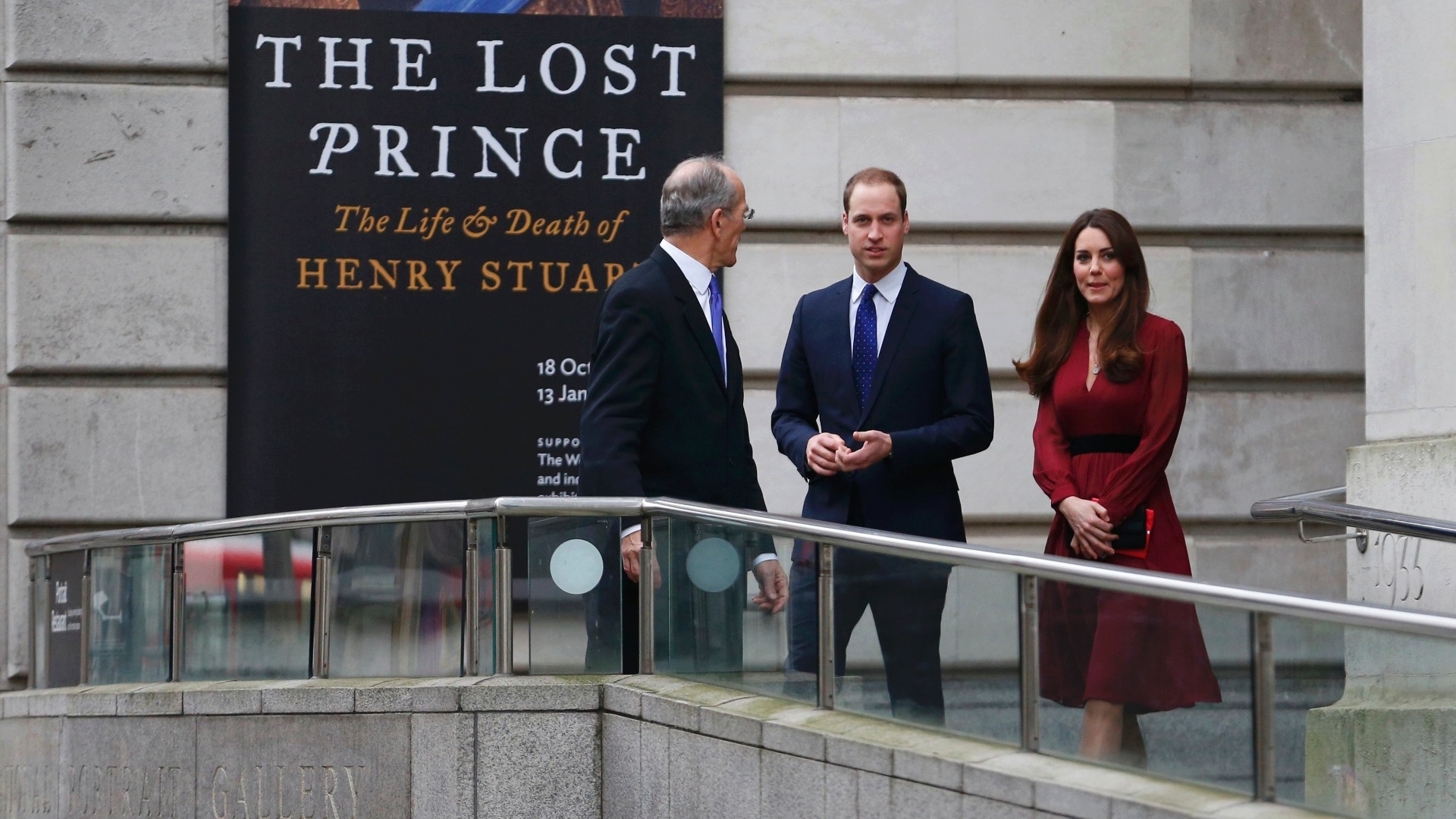 11.jan.2013 - O príncipe William e Kate Middleton deixam a National Portrait Gallery, em Londres, após conferir o retrato oficial de Kate - Reuters