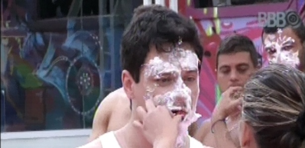 11.jan.2013 - Ivan leva torta na cara de Anamara duranta a prova da academia