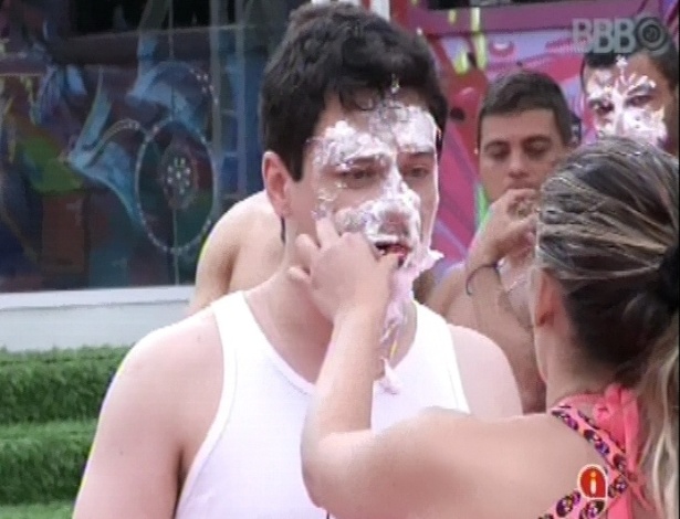 11.jan.2013 - Ivan leva torta na cara de Anamara duranta a prova da academia