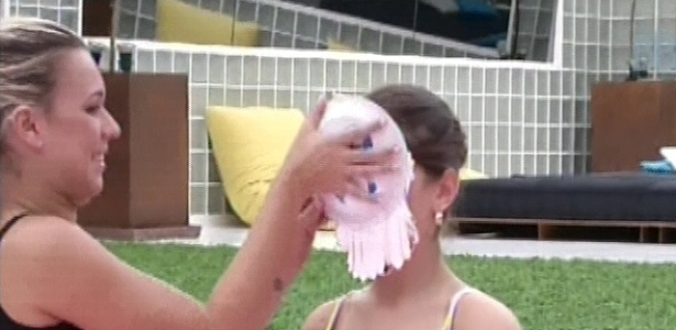 11.jan.2013 - Andressa leva torta na cara de Marien em prova que daria acesso à academia da casa