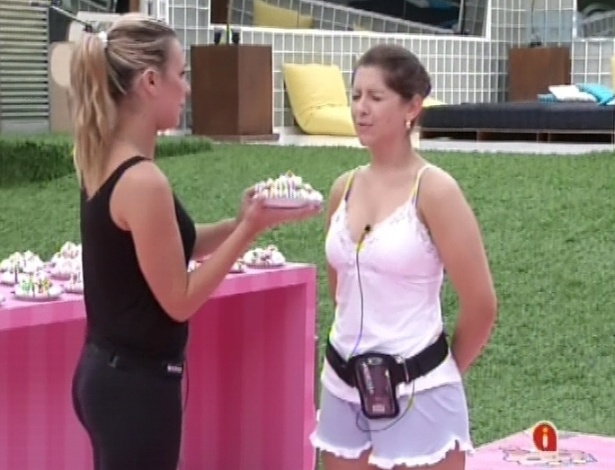 11.jan.2013 - Marien dá uma tortada na cara de Andressa