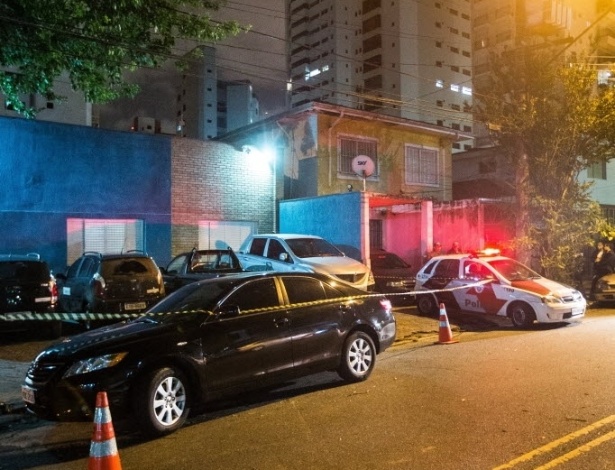 11.jan.2013 - Policial militar foi morto a tiros ao reagir a uma tentativa de roubo na alameda Guaramomis, em Moema, na zona sul de São Paulo. Segundo a PM, ele foi atingido no tórax e levado ao pronto-socorro do Hospital São Paulo, mas não resistiu aos ferimentos