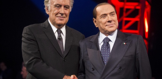 O apresentador Michele Santoro (à esq.) cumprimenta o ex-premiê italiano Silvio Berlusconi - Claudio Pari e Angelo Carconi/Efe