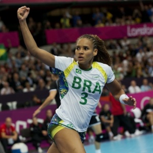 Alexandra em ação pela seleção brasileira de handebol nos Jogos Olímpicos de Londres - Lalo de Alemida/Folhapress