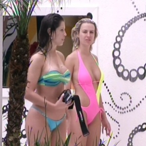 Andressa conversa sobre beleza na piscina com Fernanda e Anamara