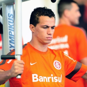 http://conteudo.imguol.com.br/2013/01/11/centroavante-leandro-damiao-durante-treino-do-inter-na-academia-em-gramado-110113-1357925184912_300x300.jpg