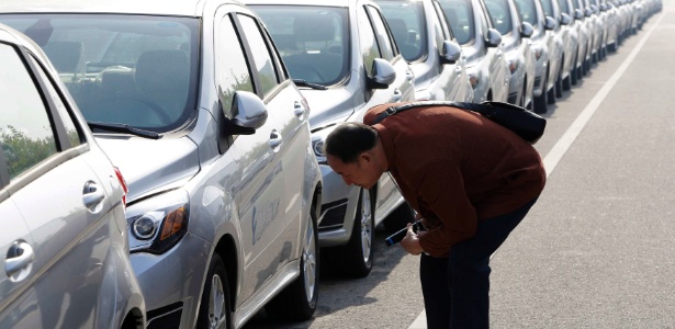 Comprador observa detalhes de modelo chinês em Pequim; carros de passeio puxam alta na China - Jason Lee/Reuters